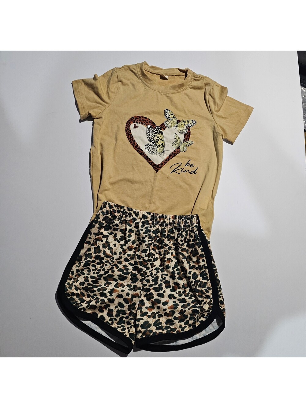 Girls Be Kind T Shirt and Leopard Print Shorts Set Size 120 or 5-6yrs old